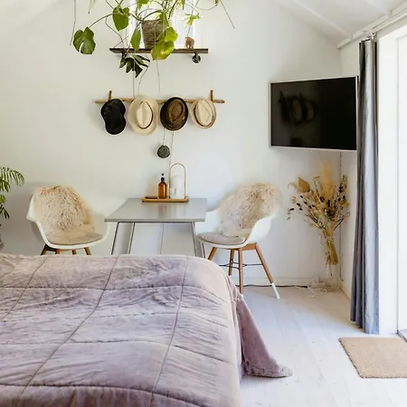 Your Own Private Retreat Near The Water